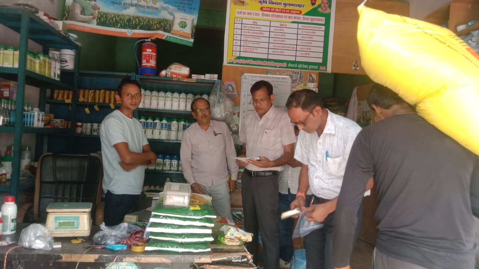 जहांगीराबाद में एक उर्वरक की दुकान का निरीाक्षण करते जिला कृशि अधिकारी। स्रोत: विभाग