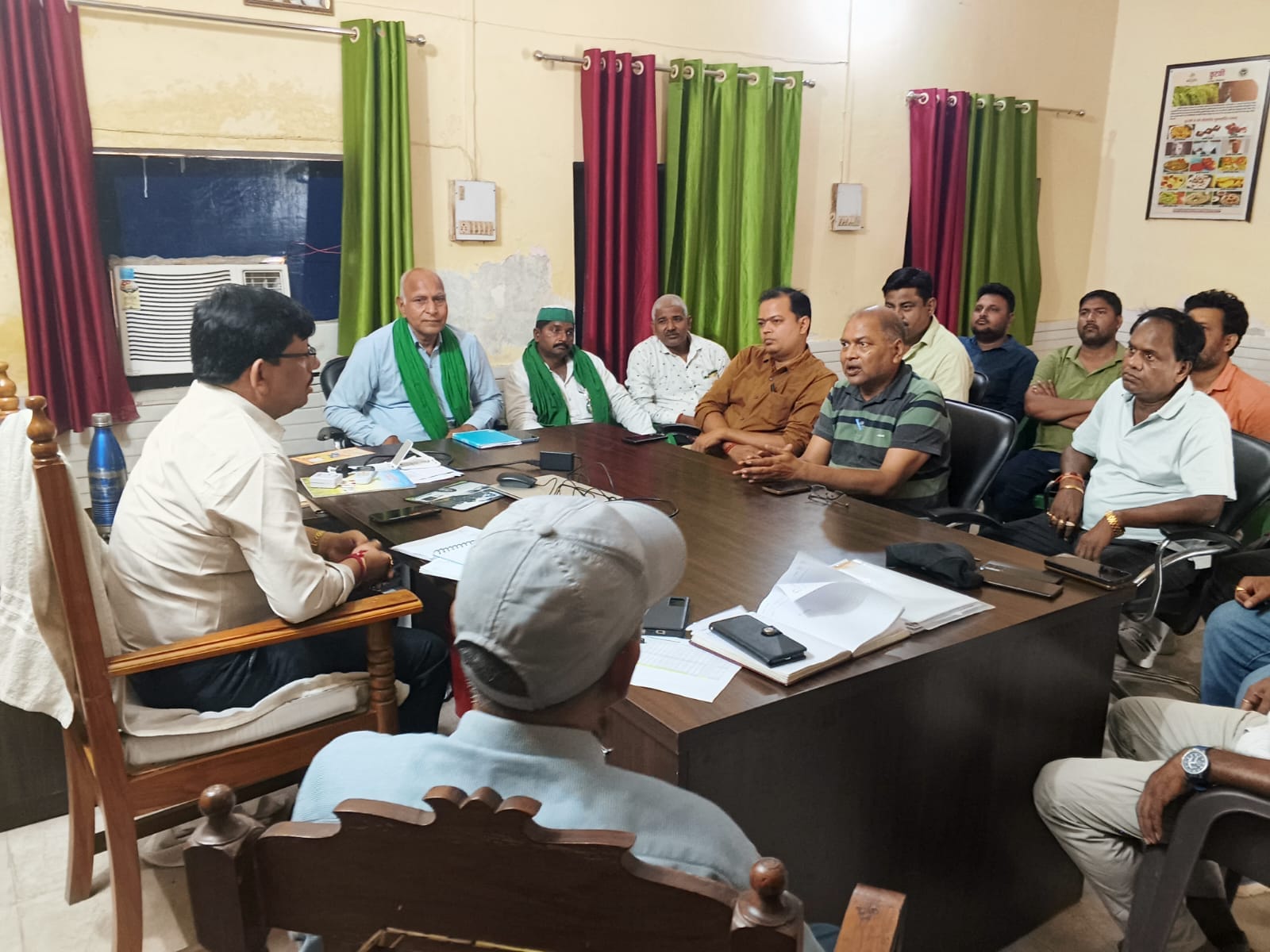जिला कृषि अधिकारी कार्यालय में उर्वरक विक्रेताओं के साथ बैठक करते डीएओ डॉ. बाबूराम मौर्य। स्र