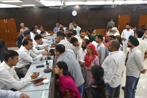 जनता दरबार में समस्या रखते फरियादी। स्रोत : सूचना विभाग
