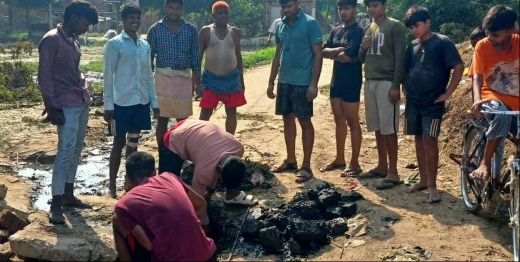 Villagers cleaned the drain in Jayantidaspur.