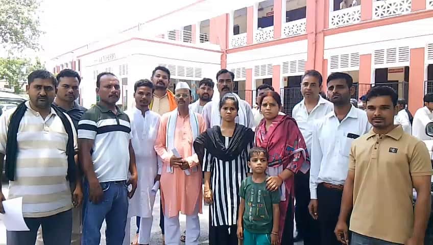 कलक्ट्र्रेट में डीएम को ज्ञापन देने जाते पीड़ित व पार्षद। संवाद