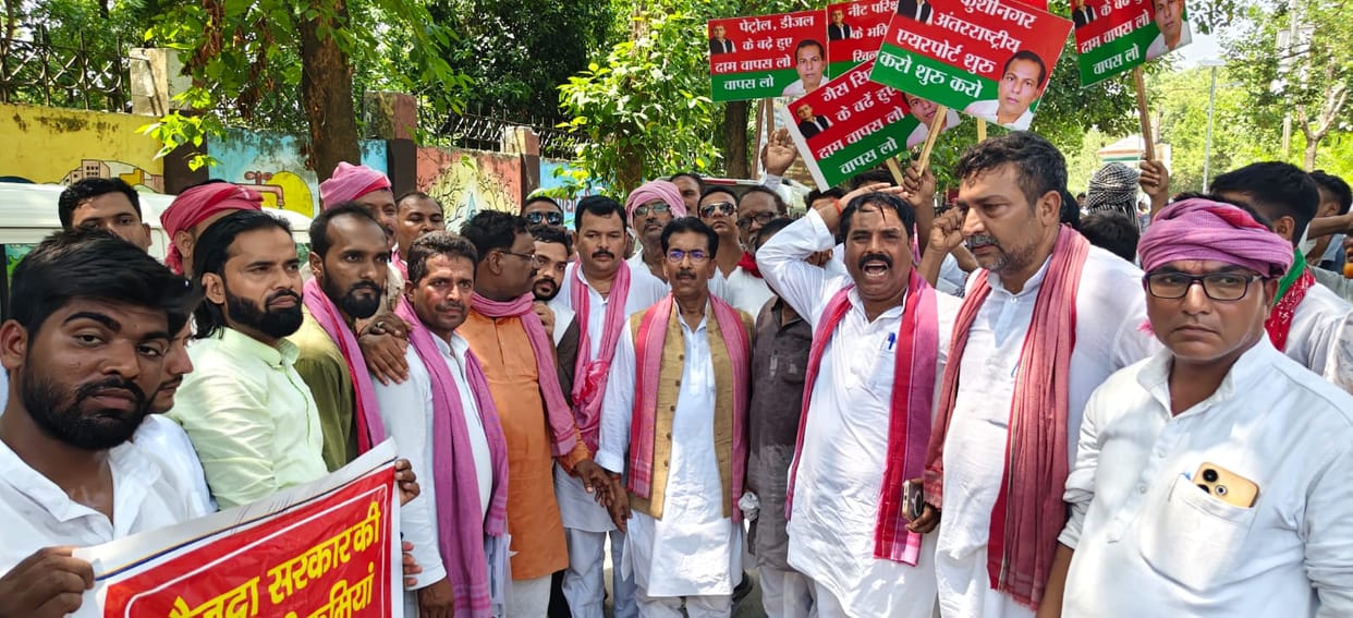 SP workers took to the streets over inflation and irregularities in the voter list