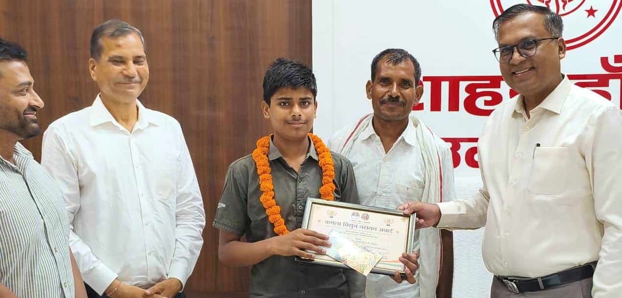 कलक्ट्रेट सभागार में टॉपर छात्र को कमला विशुन नरायन अवार्ड देकर सम्मानित करते डीएम धर्मेंद्र प्