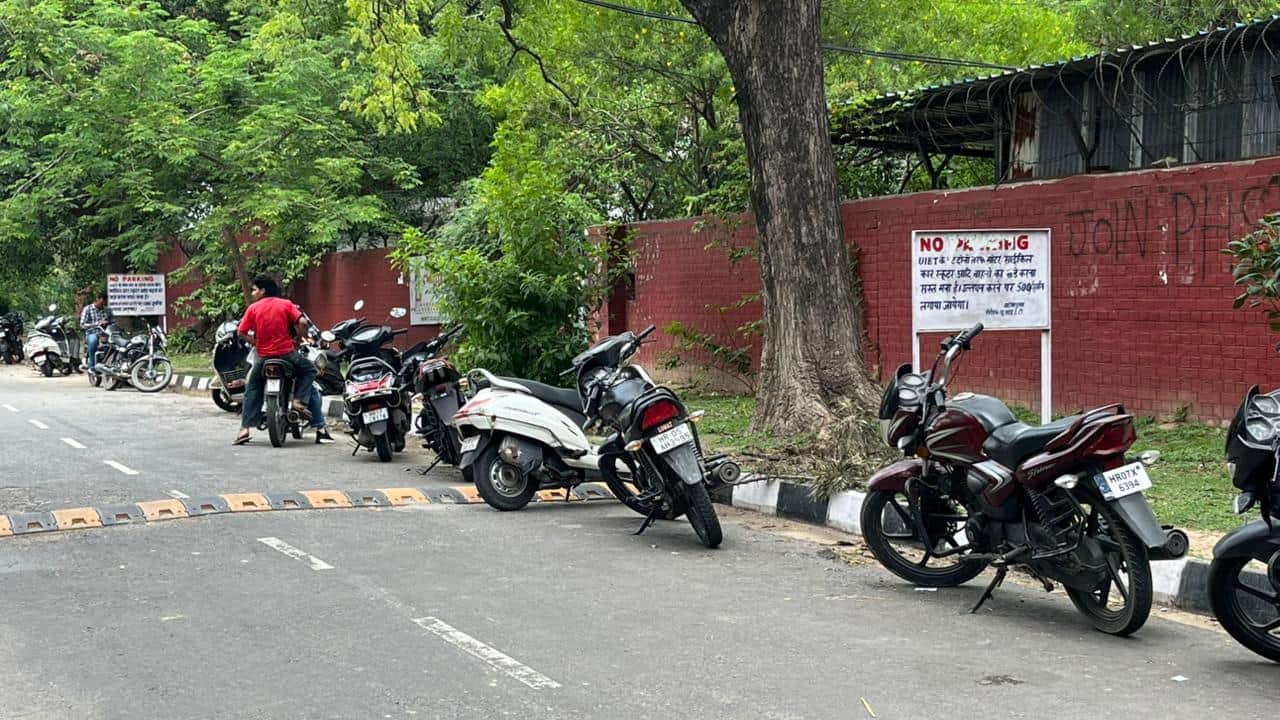 कुरुक्षेत्र। नो पार्किंग जोन में खड़े वाहन। संवाद