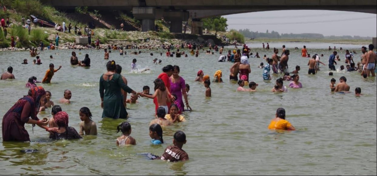 Took a holy dip in the Yamuna; performed acts of charity and merit for the peace of ancestors.