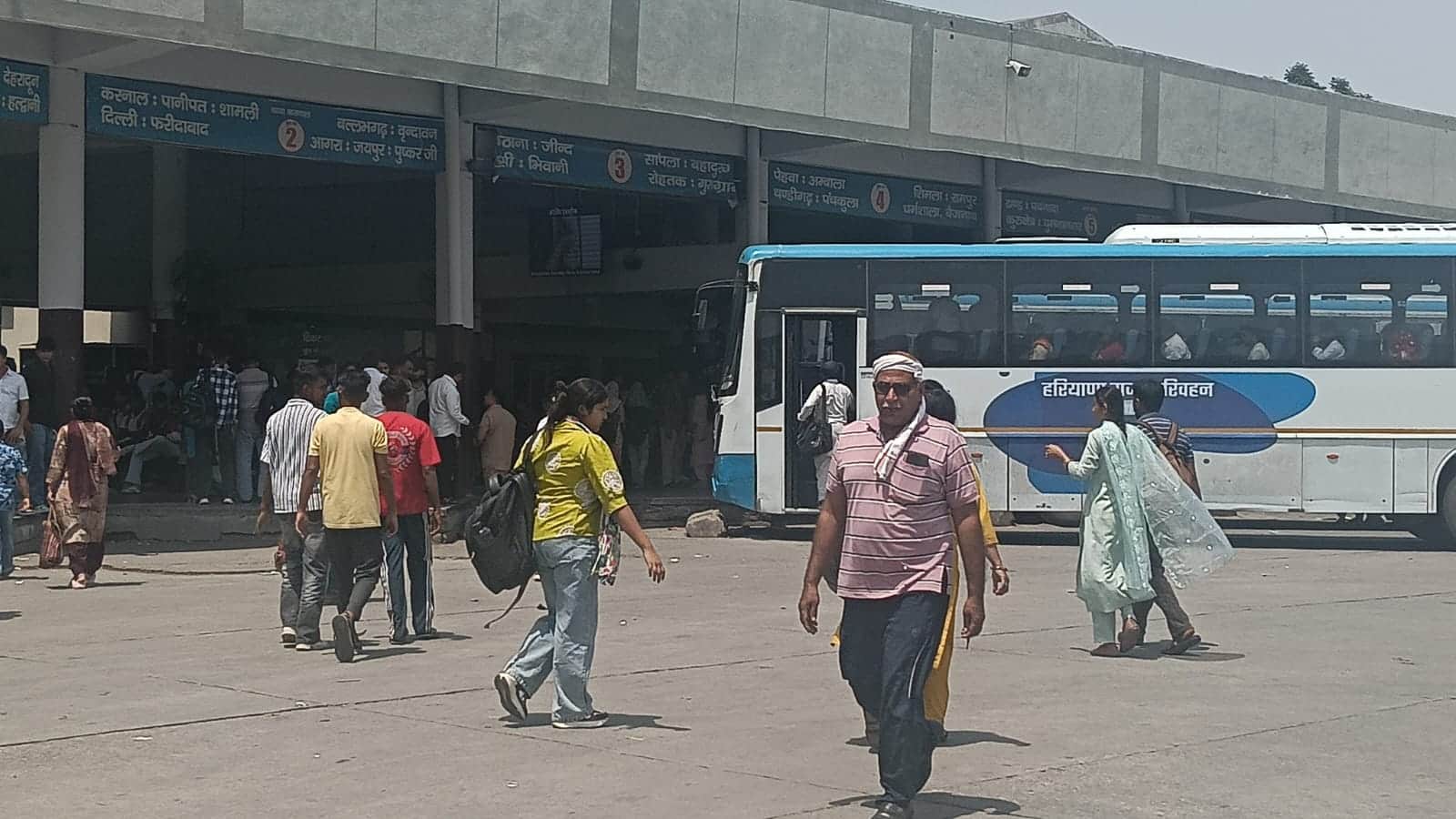 कैथल के नए बस अड्डे पर बसों का इंतजार करते यात्री। संवाद