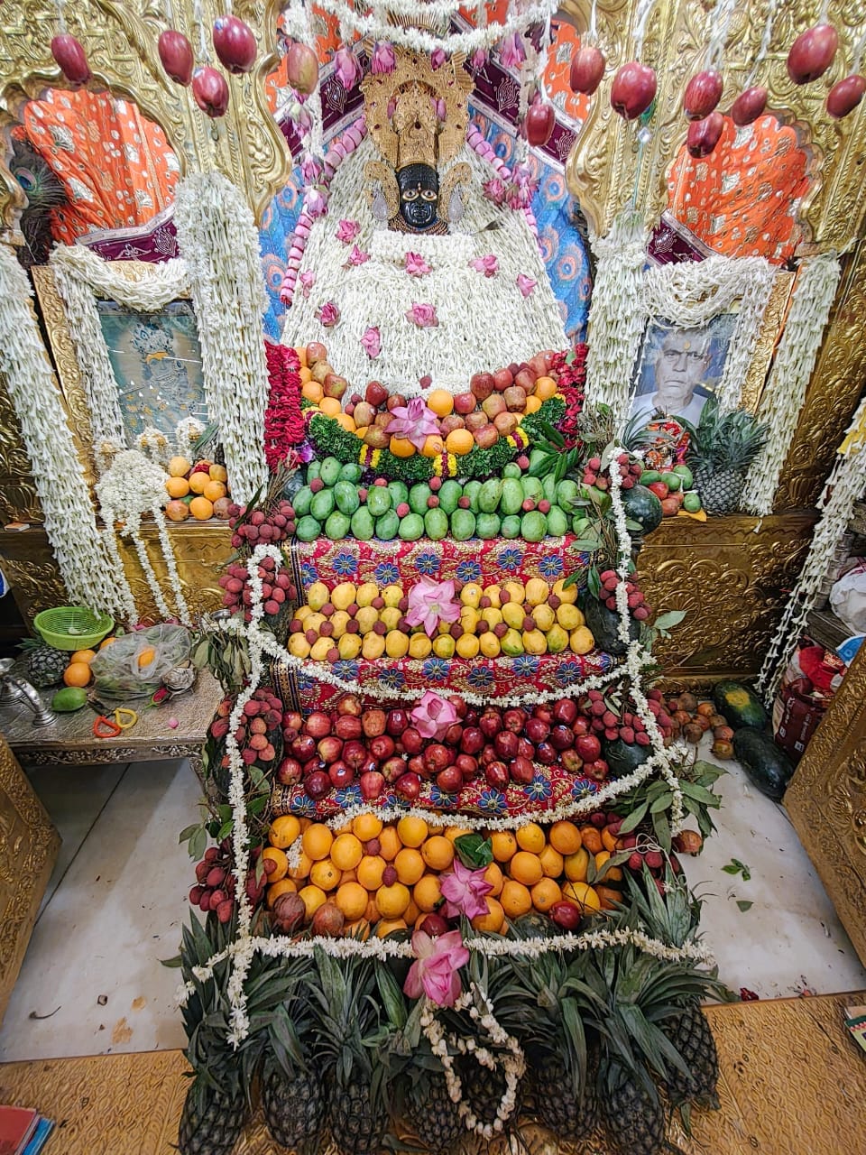 The enchanting, beautifully adorned tableau of Khatu Shyam; devotees felt blessed upon beholding the deity