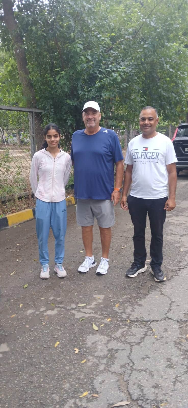 लुधियाना में हुई 1500 मीटर दौड़ में कांस्य पदक हासिल करने वाली रिधिमा व उनके संग खड़े कोच व अ