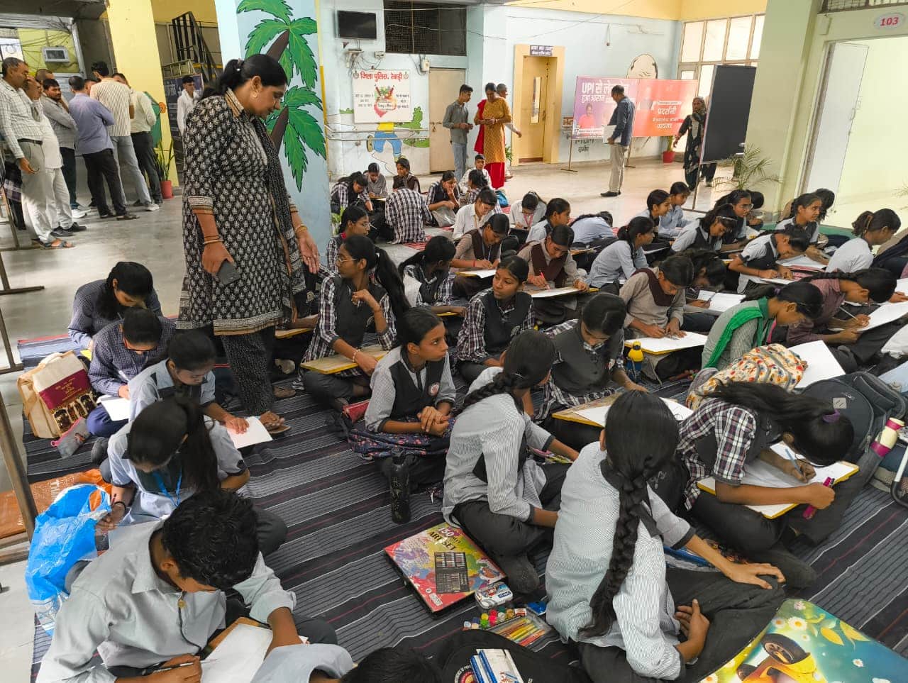 लघु सचिवालय में चित्रकला प्रतियोगिता में भाग लेते विद्यार्थी। स्रोत: प्रशासन