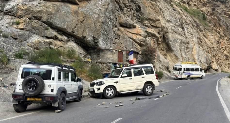 लाहौल में मूलिंग पुल के समीप चार वाहनों की टक्कर, दो छात्राएं घायल।-संवाद