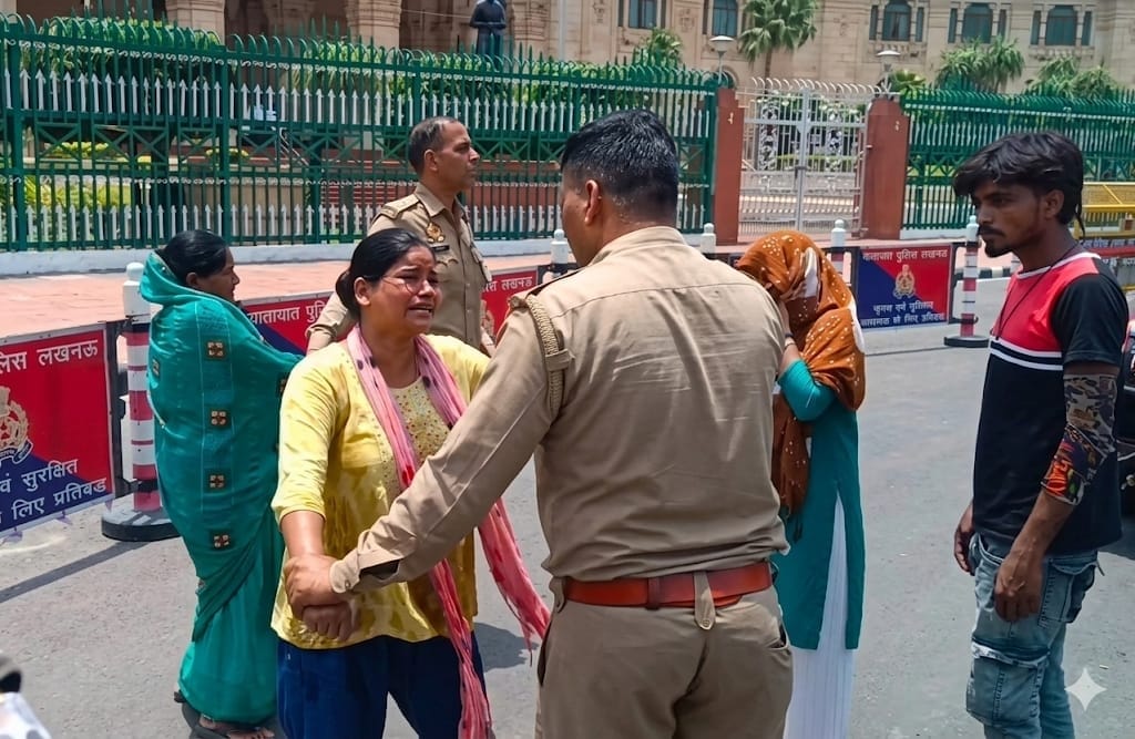 Mother and daughter attempt self-immolation in front of the Vidhan Bhavan