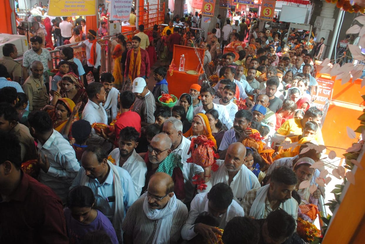 Sought the blessings of Goddess Vindhyavasini on the final day of Adhikmas; chants of devotion resonated in Shiva temples following the ritual bathing of the deity.