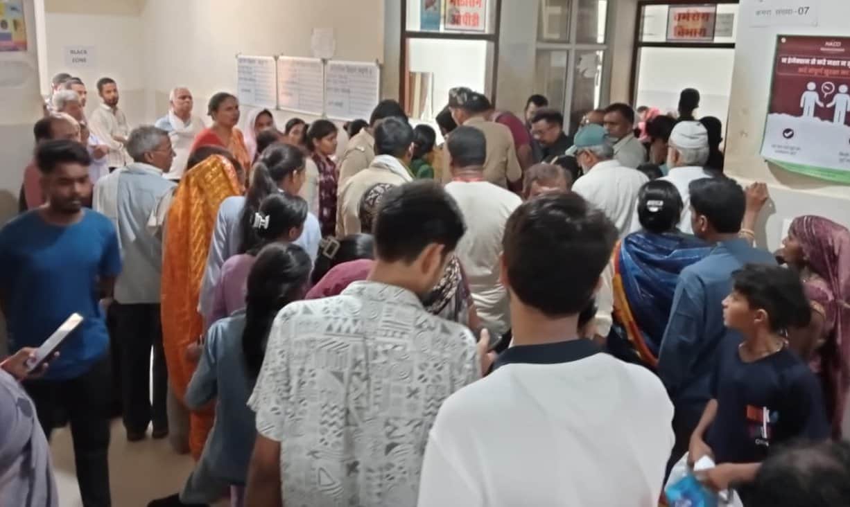 मेडिकल कॉलेज ओपीडी में फिजिशियन कक्ष सामने लगी मरीजों की भीड़। संवाद
