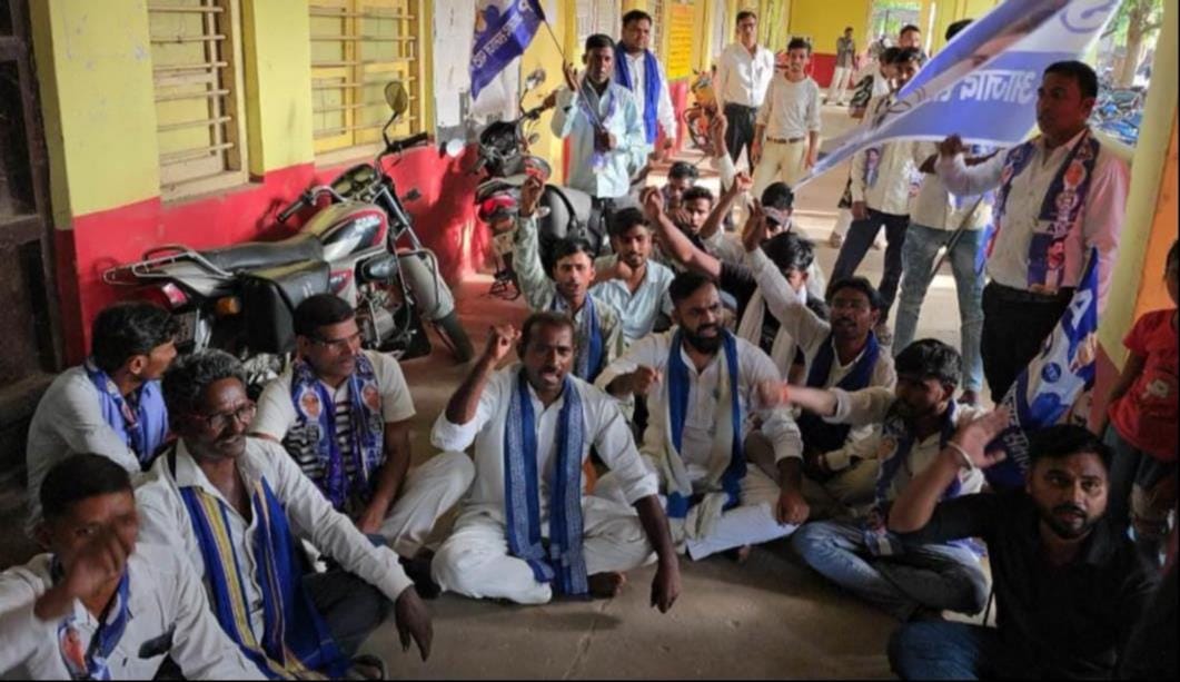 महमूदाबा के मझिगवां में रोका गया स्मृति द्वार का निर्माण व विरोध में तहसील में धरने पर बैठे भीम
