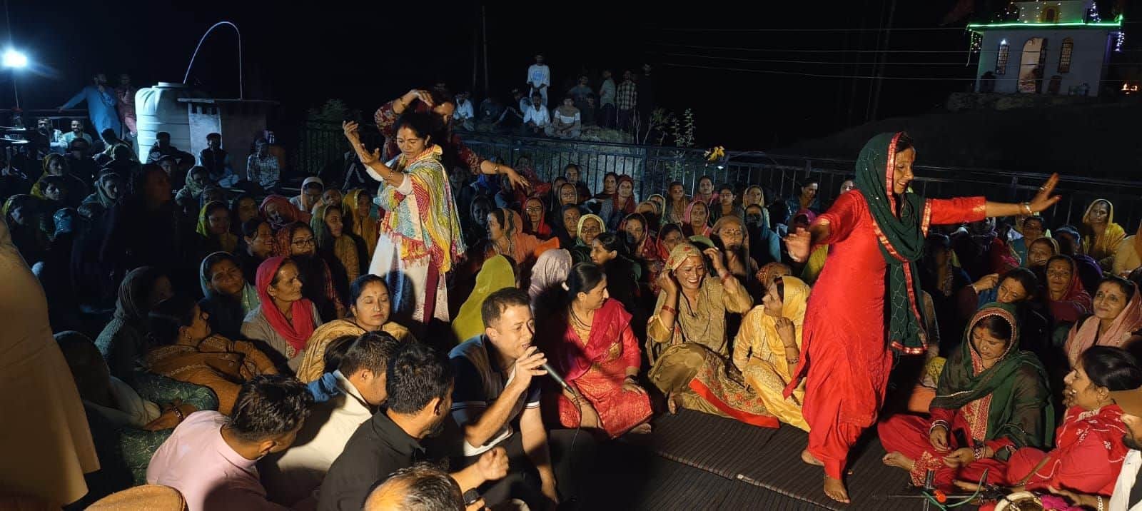 माईना गांव के सतीघाट मंदिर में जागरण के दौरान नृत्य करती महिलाएं।