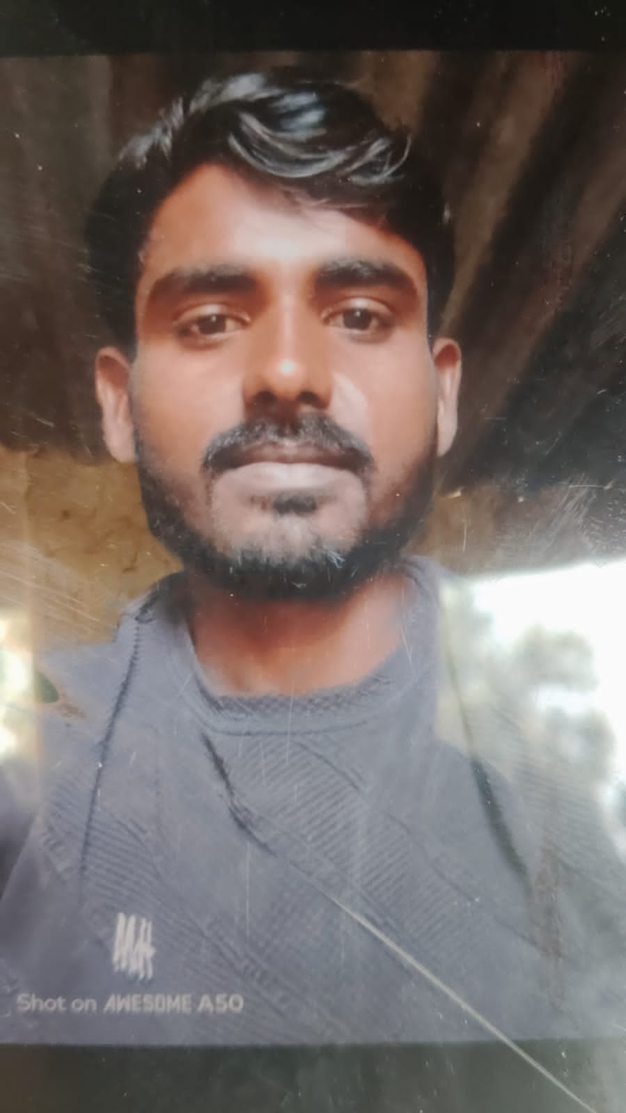 Body of laborer who returned home from Bihar found hanging from a tree.