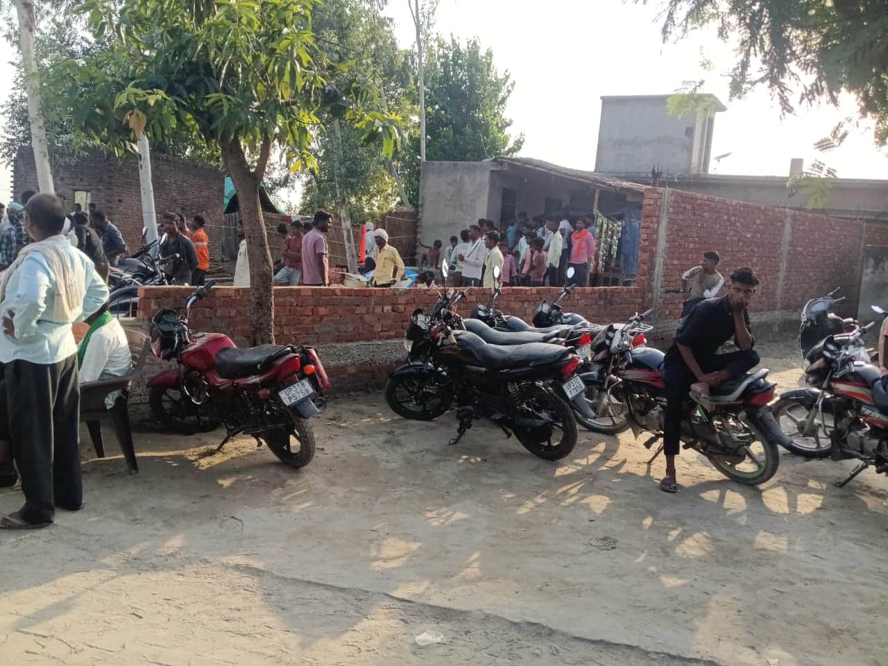 मृतक के बाहर लगी भीड़-संवाद