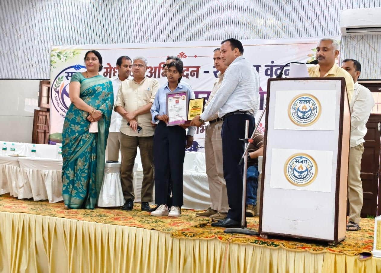 मेधावी विद्यार्थियों को सम्मानित करते अतिथि। स्वयं