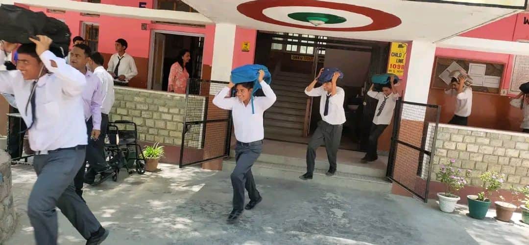 नोगली स्कूल में भूकंप से निपटने बारे पूर्वाभ्यास करते विद्यार्थी। संवाद