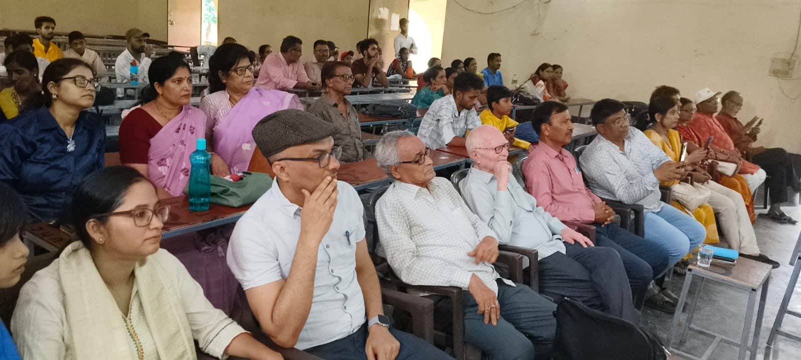 नगर के कुंवर सिंह इंटर कालेज परिसर में चल रहे समर कैंप के दौरान उपस्थित अतिथिगण व अन्य। आयो