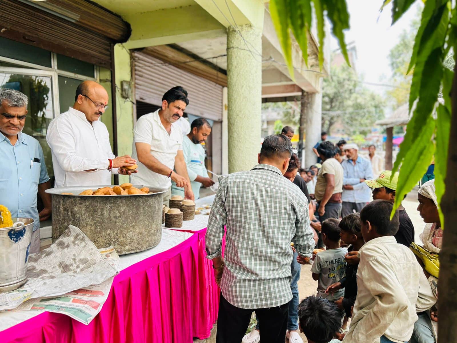 नगर के यमुनापुरम में भंडारा वितरित करते श्री बालाजी निष्काम सेवा समिति के सेवादार। स्रोत : संगठ
