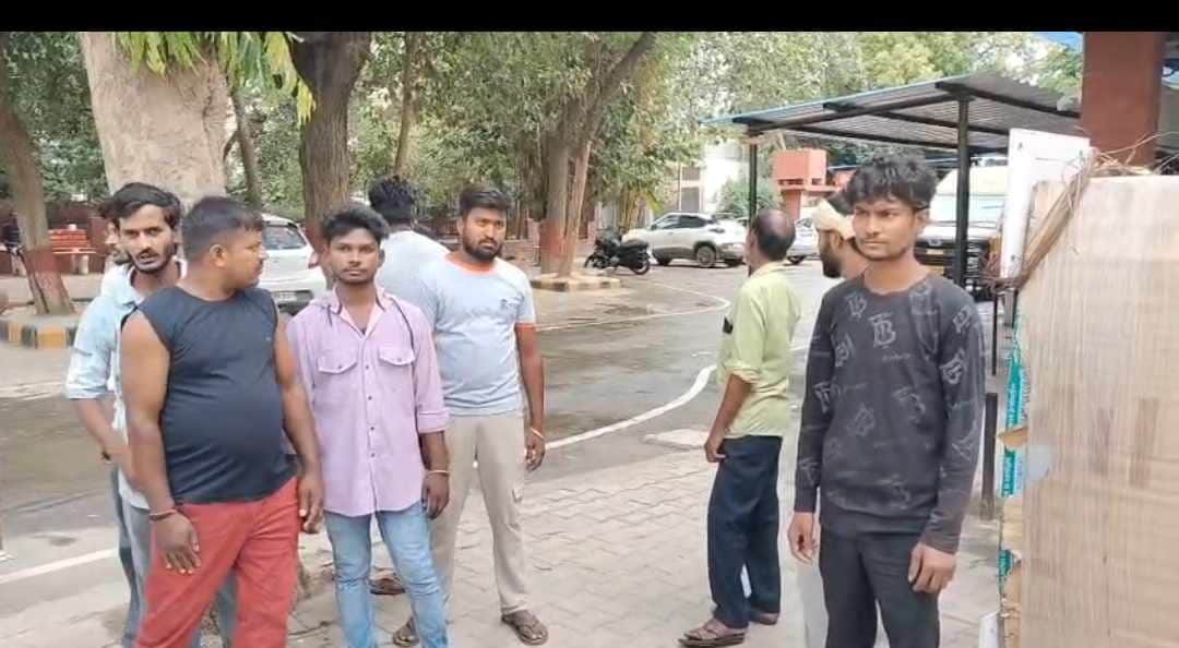 नागरिक अस्पताल में इक्ट्ठे हुए मृतक के साथी संवाद