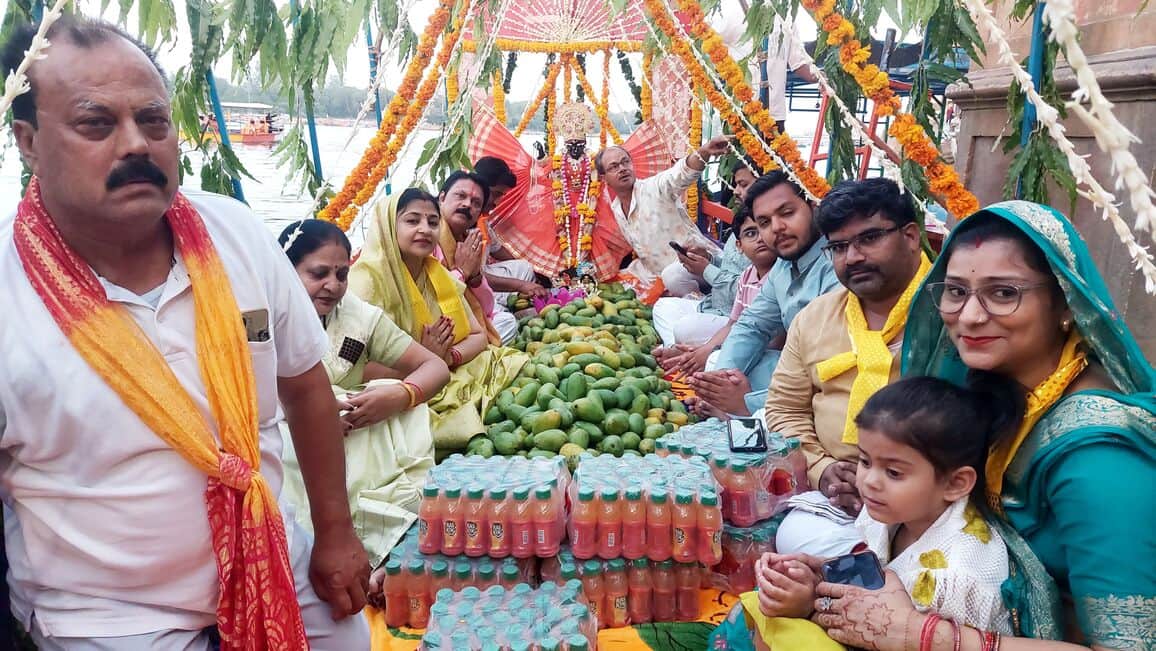 नौका बिहार में सजाया गया आमों का बंगला। 