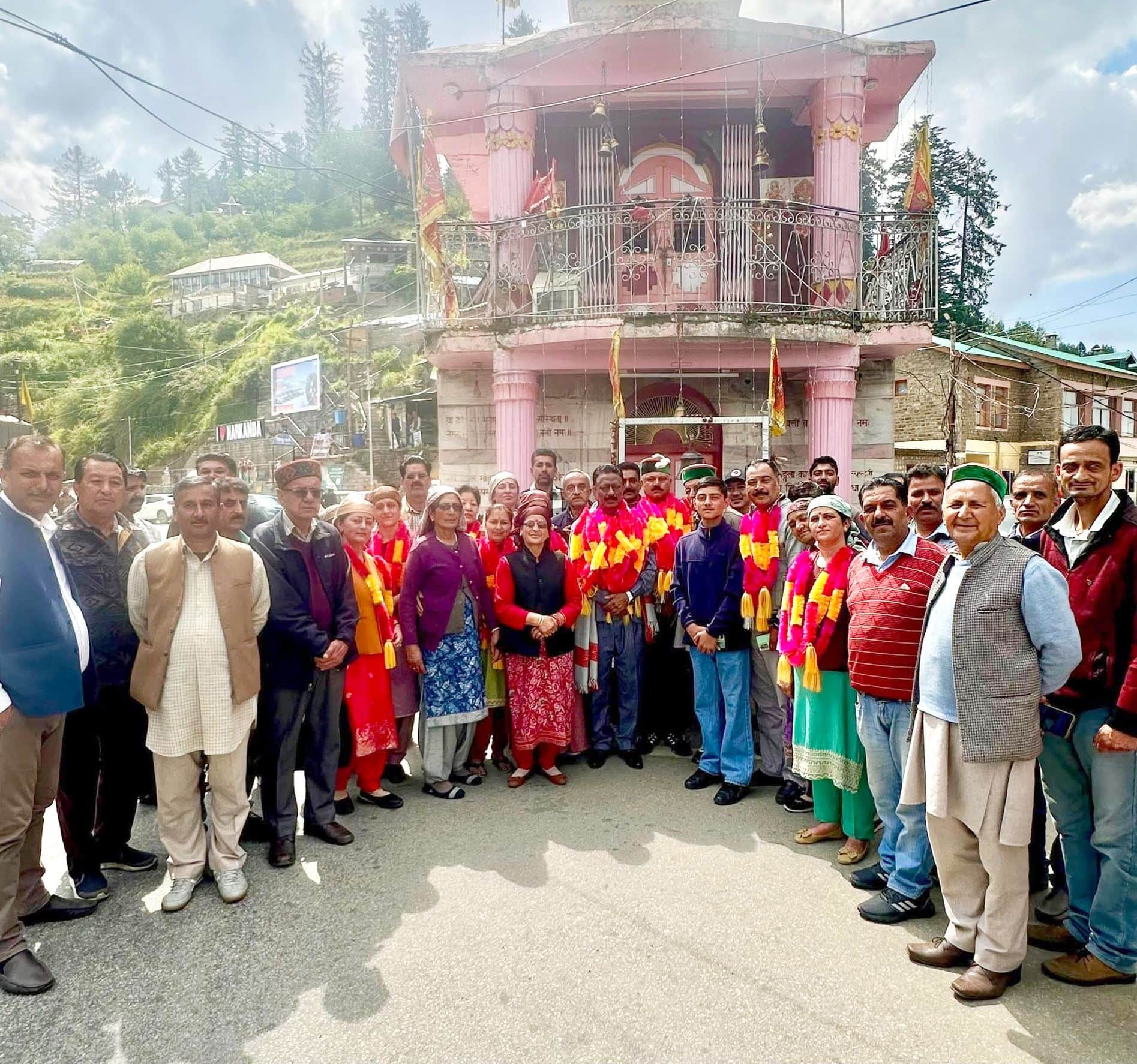 निर्विरोध बनी नारकंडा नगर पंचायत के प्रतिनिधि विधायक कुलदीप राठौर के साथ। संवाद