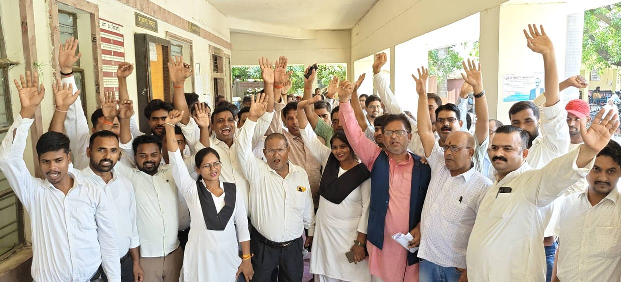 Lawyers abstained from work in protest against the front office.