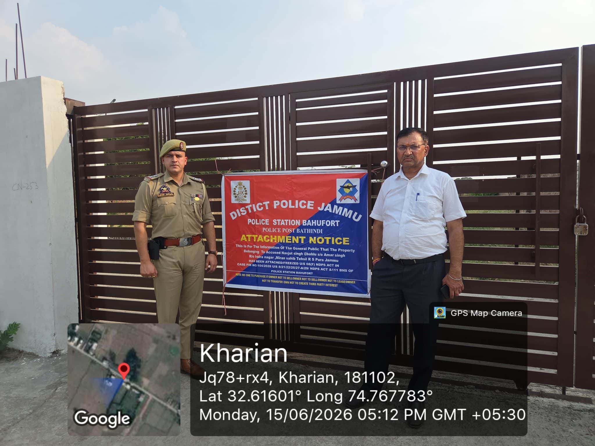 नवजोत उर्फ बबलू की संपत्ति अटैच के दौरान पुलिस व प्रशासन के अधिकारी स्रोत पुलिस