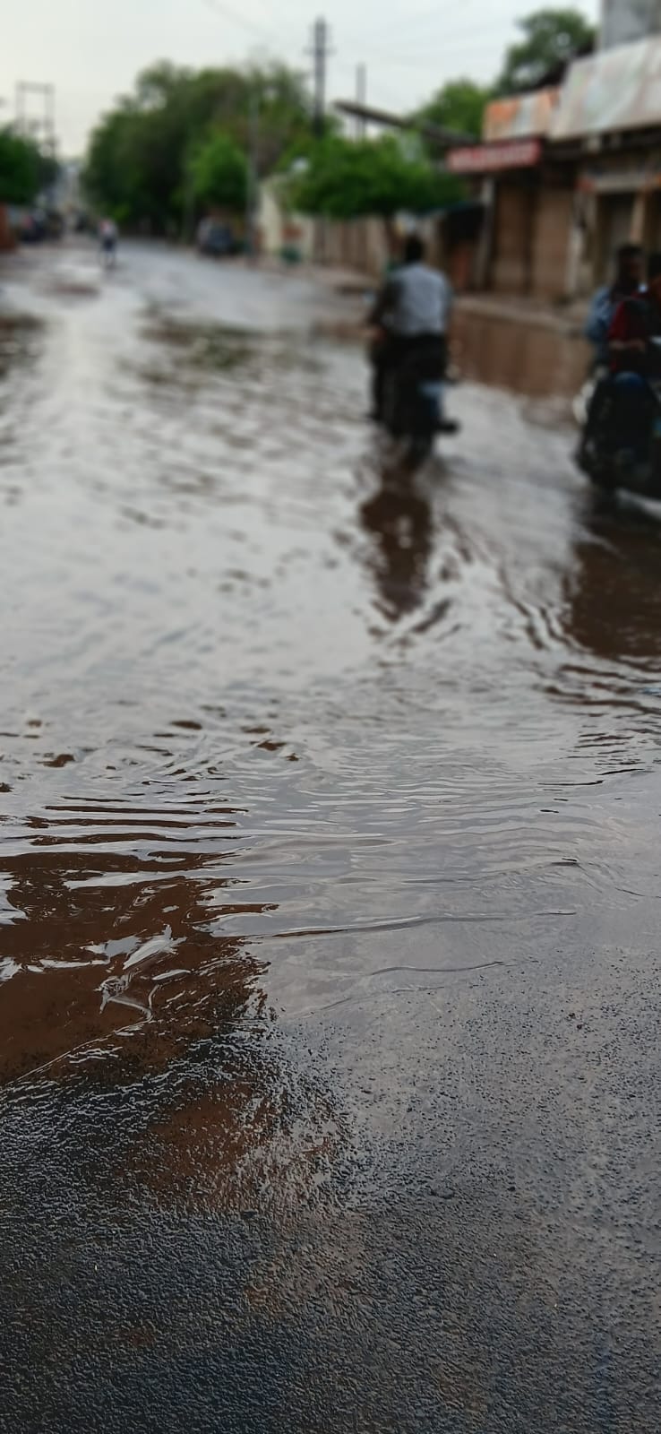 Pipeline bursts in New Rajamandi; 40,000 people left without water.Pipeline bursts in New Rajamandi; 40,000 people left without water.