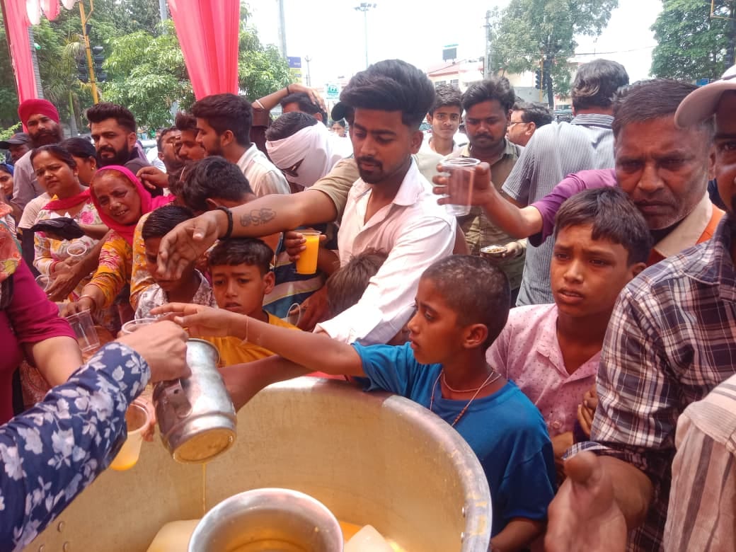The committee distributed mango shakes