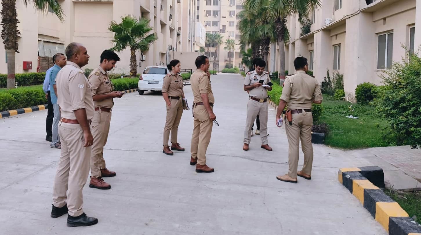 पिलखुवा की आसरा आवासीय कॉलोनी में सीमा की हत्या होने के बाद कालोनी में जांच करने पहुंचे पुलिसकर