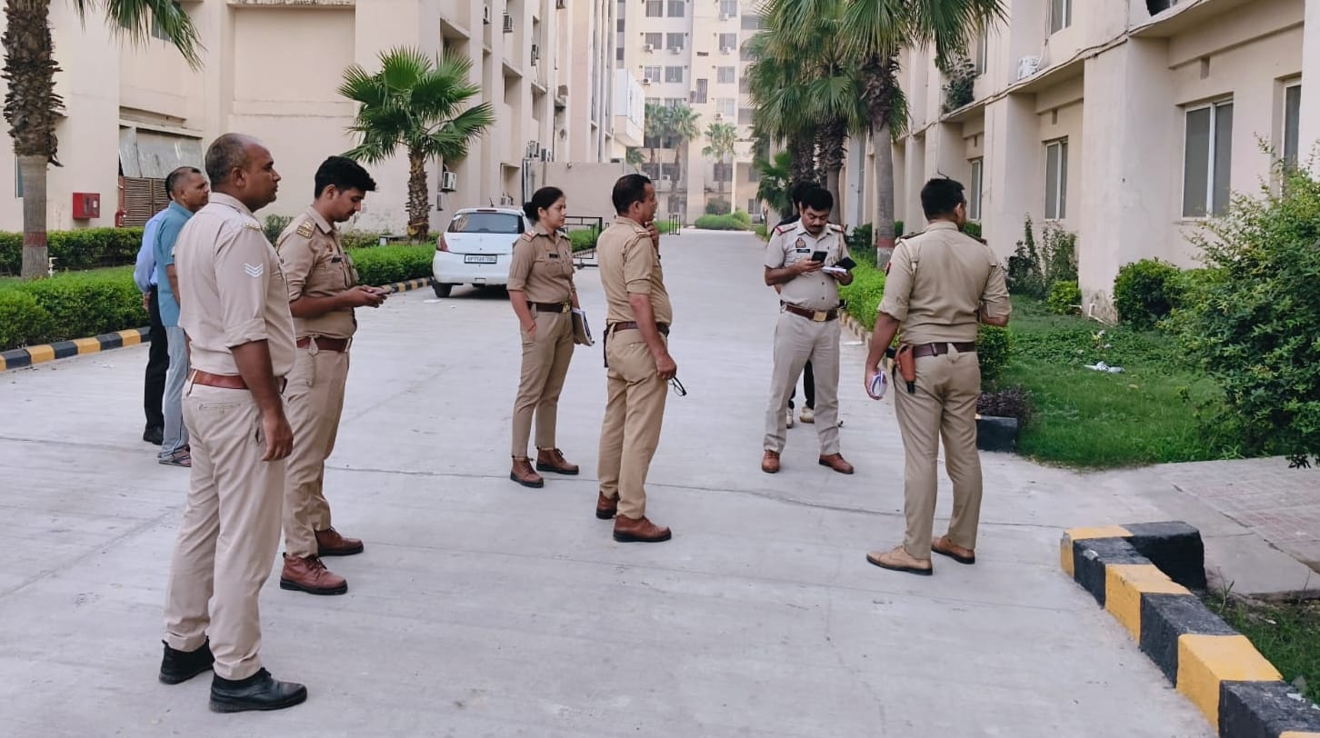 पिलखुवा की आसरा आवासीय कॉलोनी में सीमा की हत्या होने के बाद कालोनी में जांच करने पहुंचे पुलिसकर