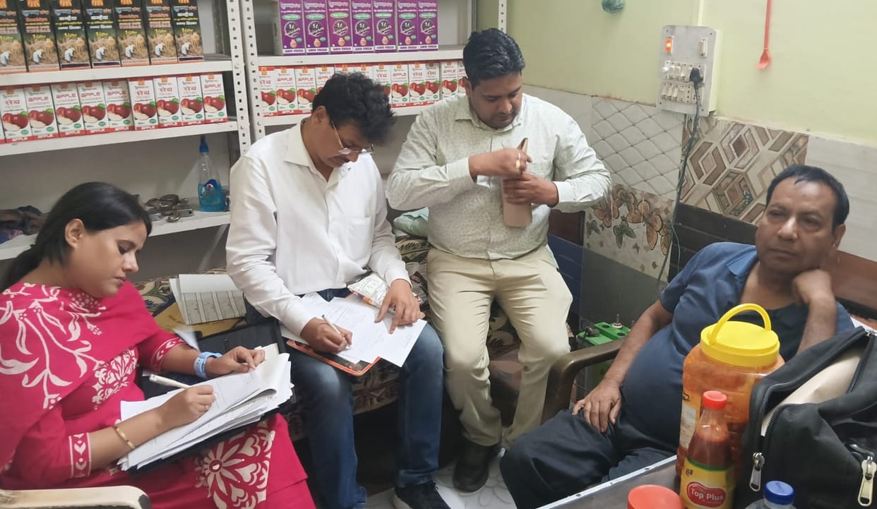 Adulteration found in milk and refined soybean oil; fine of 1.25 lakh imposed.