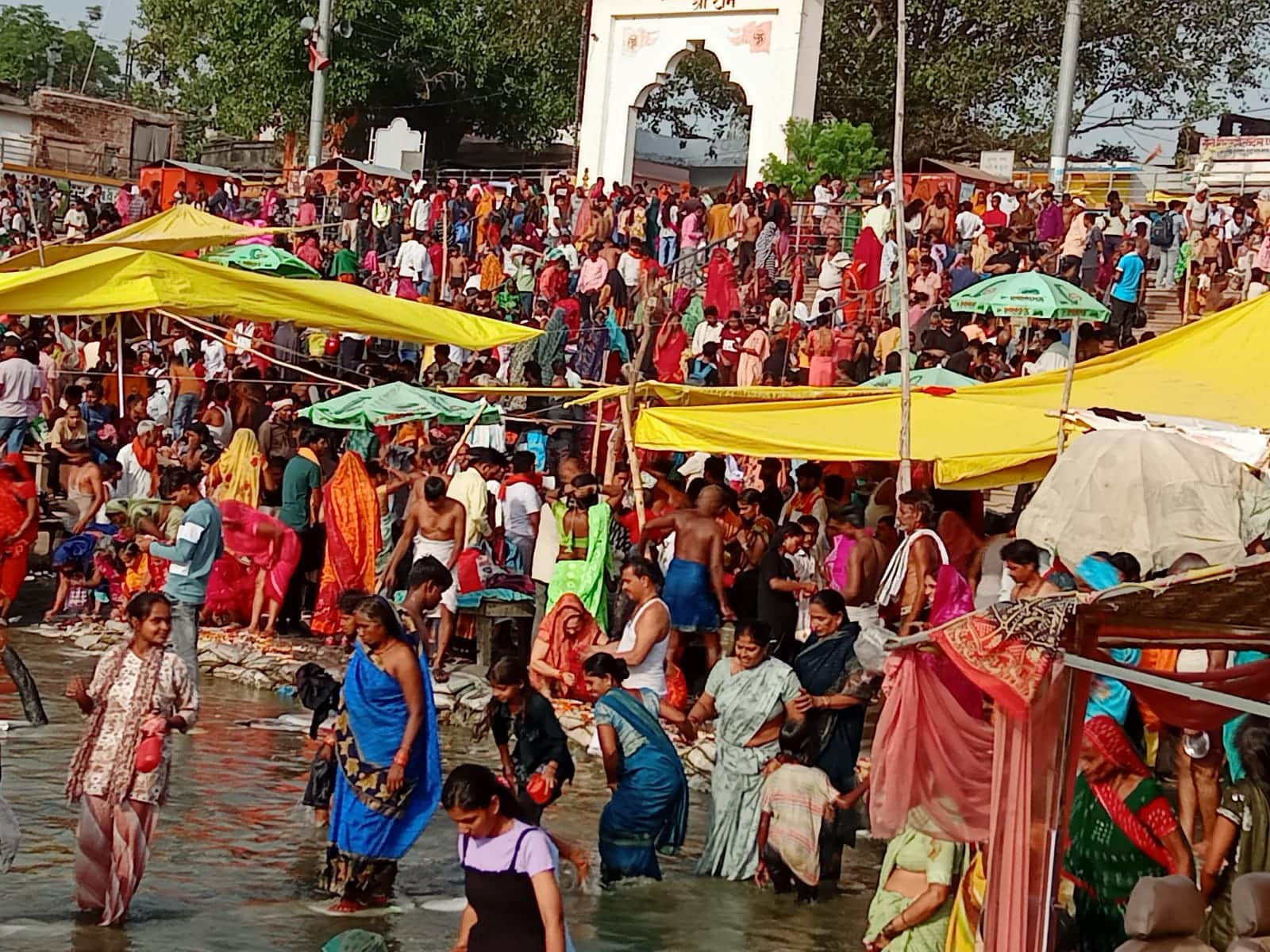 पुरूषोत्तम मास के आखिरी दिन कड़ा के कालेश्वर घाट पर गंगा स्नान करते श्रद्वालु। संवाद