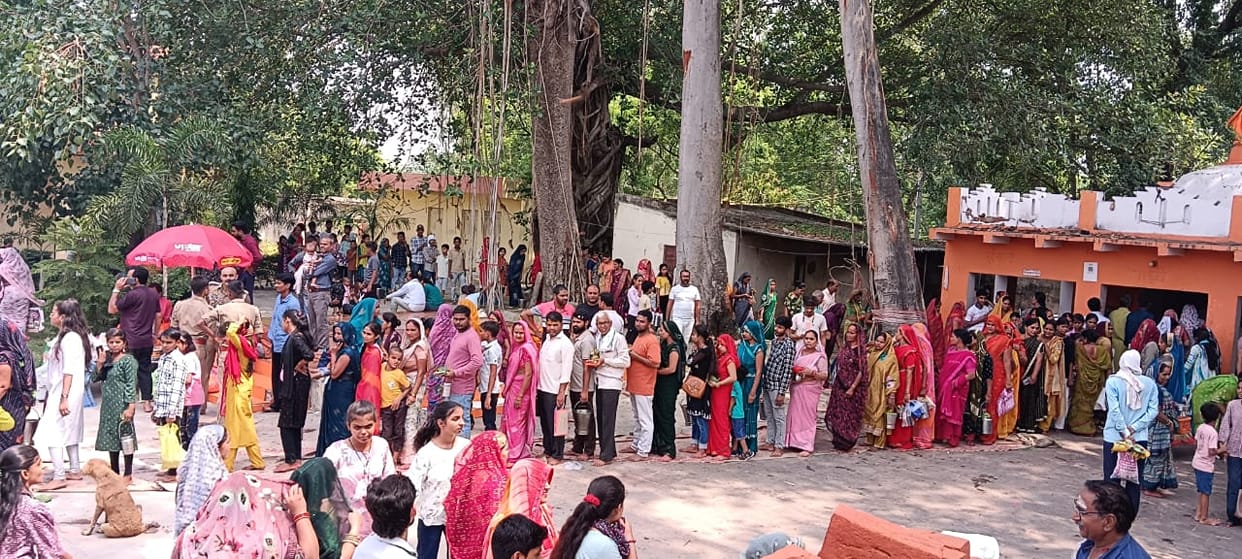 Queues of devotees at Shiva temples for *Jalabhishek* on the last Monday of Purushottam Maas.