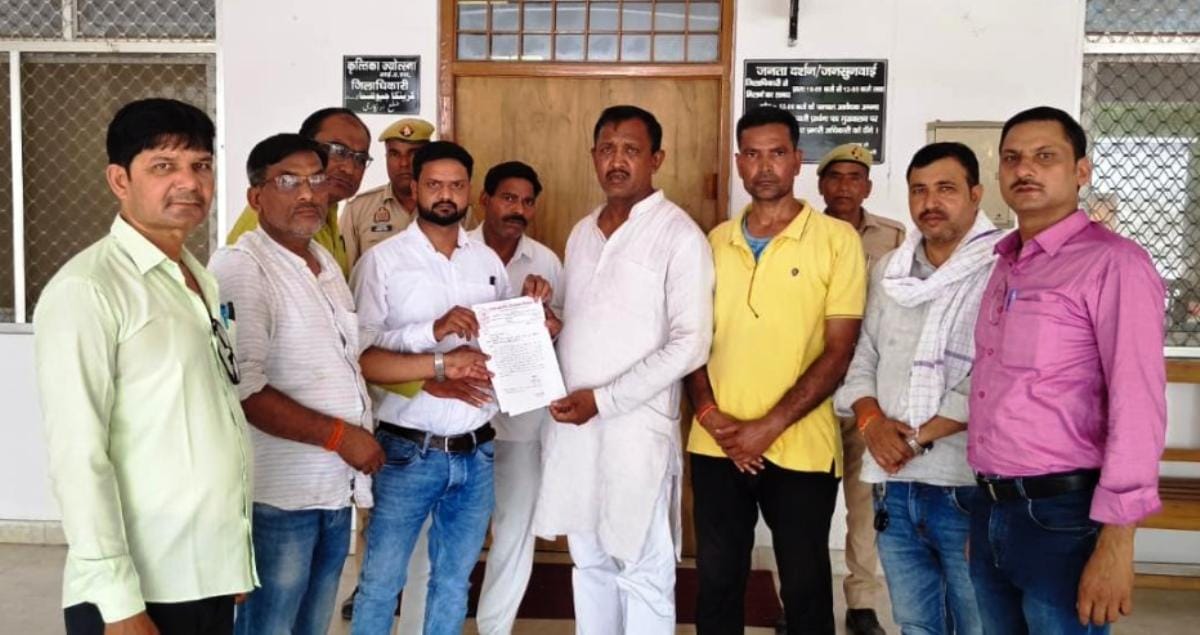 Teachers submitted a memorandum to the District Magistrate demanding payment of the census honorarium.
