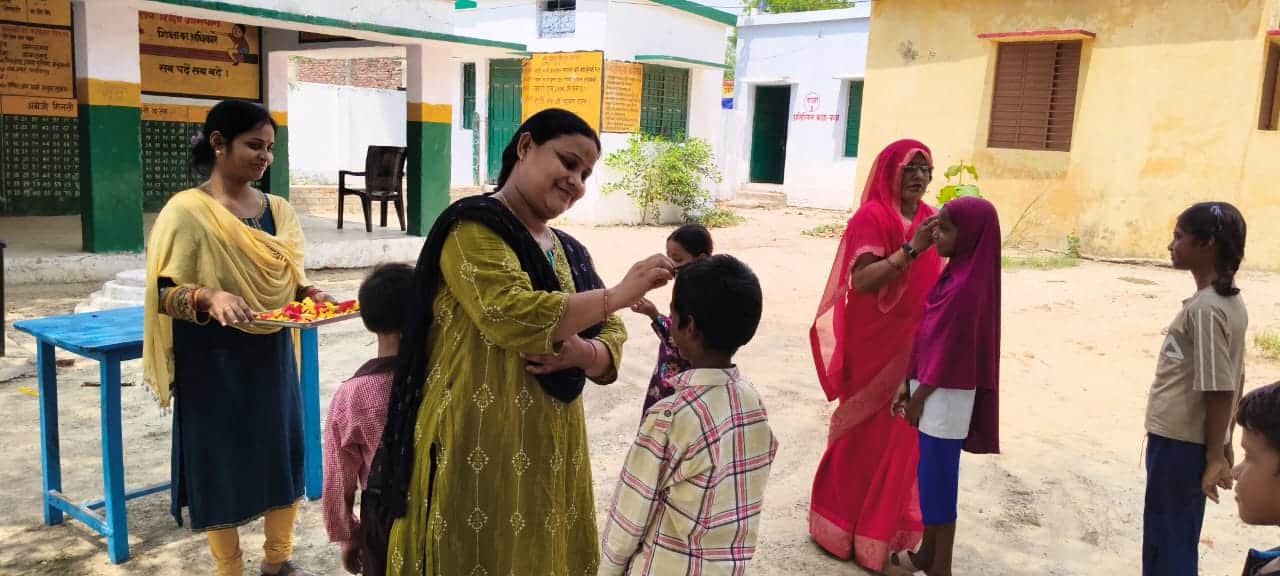 प्राथमिक विद्यालय ढोढ़ई में तिलक लगाकर स्वागत करते शिक्षक। संवाद
