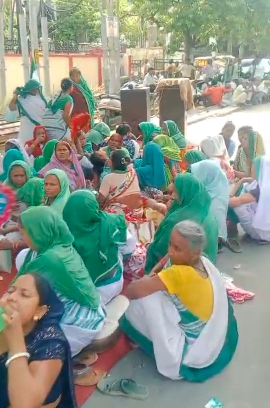 Farmers protest for electricity; lay siege to Chief Engineer's office for four hours.