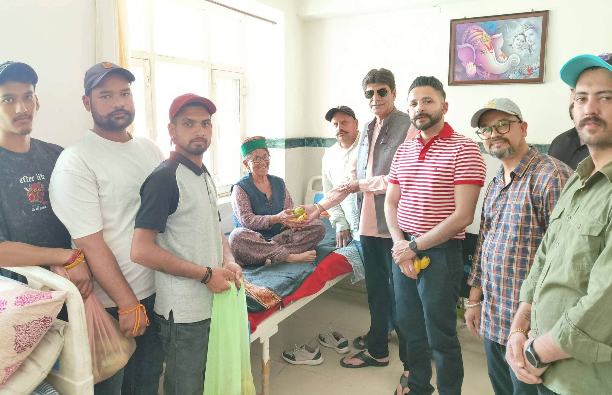 पूर्व सांसद प्रतिभा सिंह के जन्मदिन पर मरीजों को फल वितरित करते हुए कांग्रेस कार्यकर्ता। स्रोत: