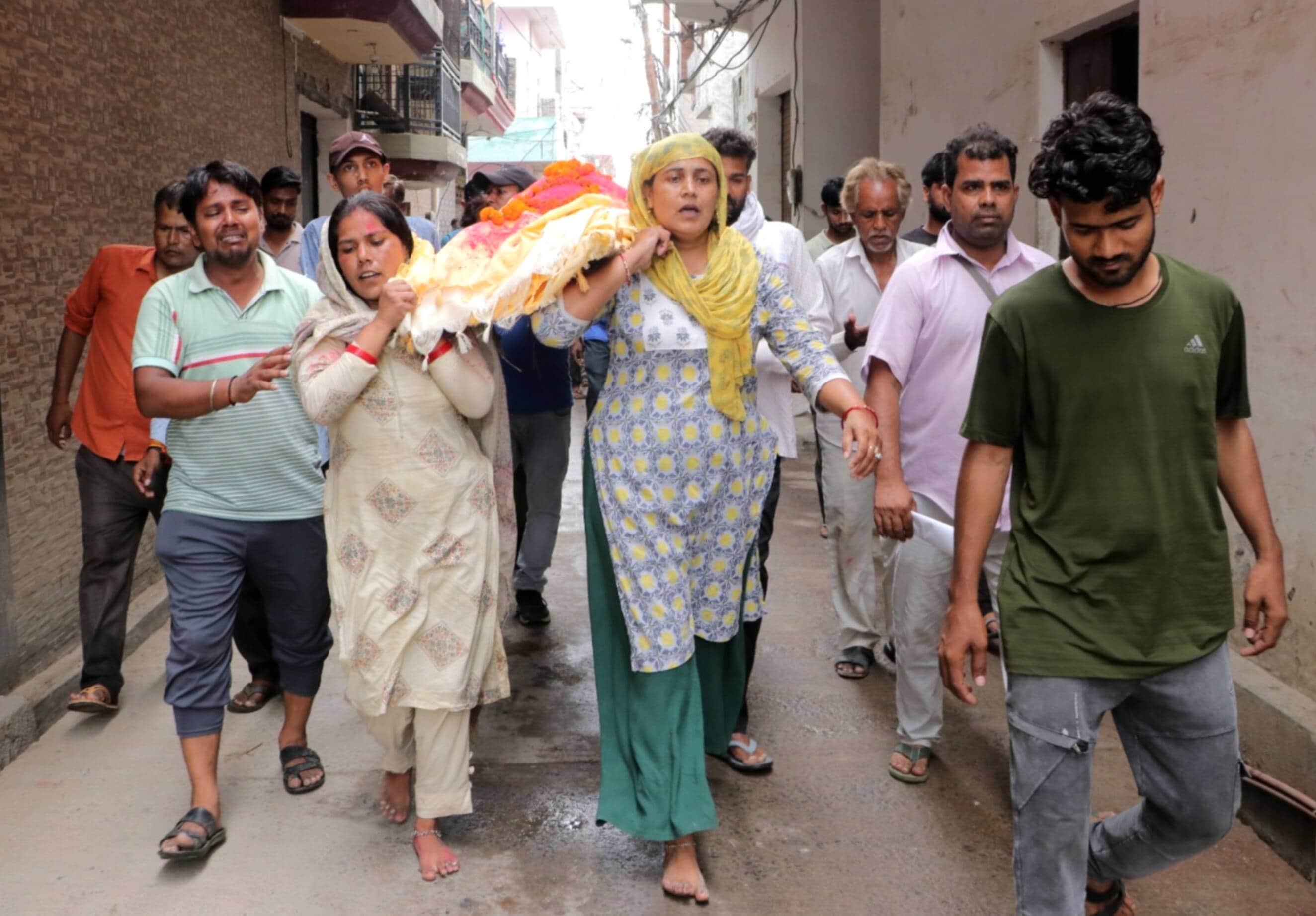 पिता की अर्थी ले जातीं बेटियां। संवाद
