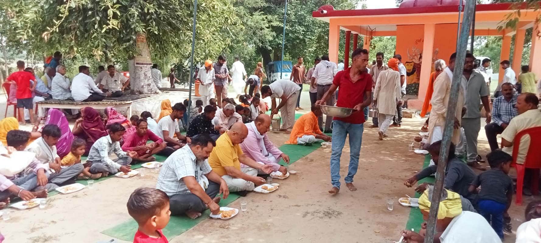 पुवायां में पन्नघाट पर भंडारे में  प्रसाद ग्रहण करते लोग। स्रोत : जागरुक पाठक