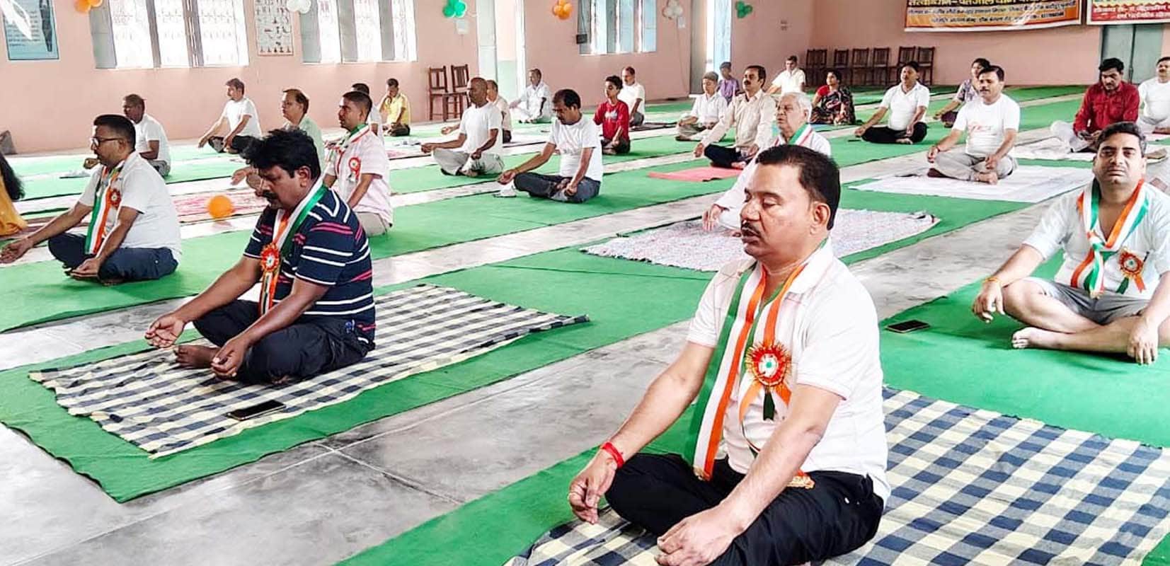 पुवायां में योग करते लोग। संवाद
