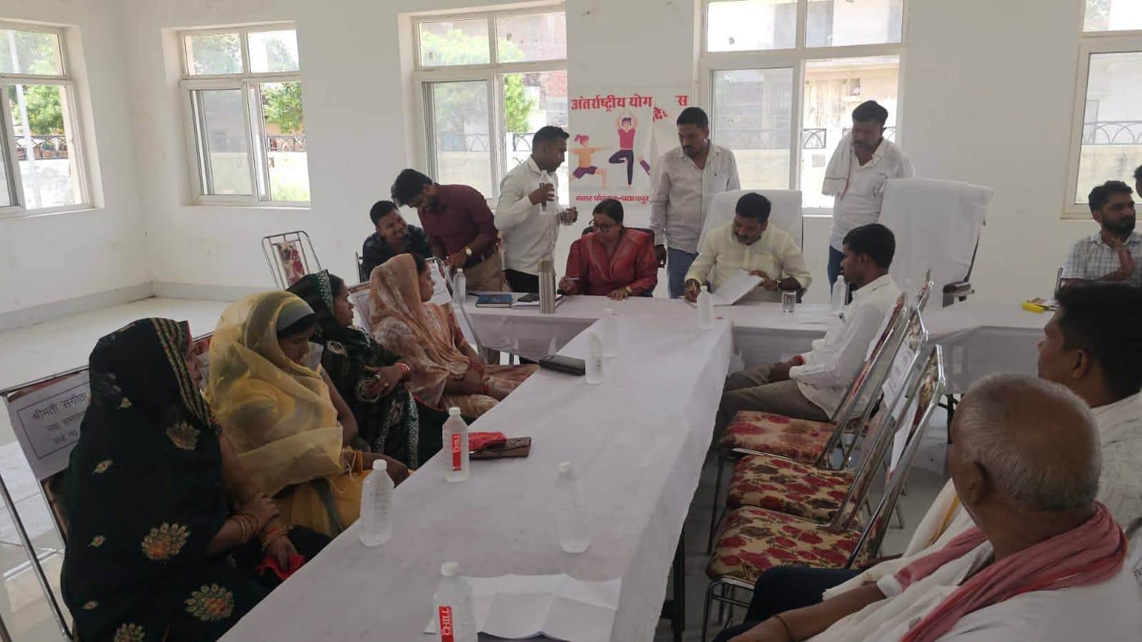 पयागपुर नगर पंचायत में बोर्ड की बैठक में मौजूद अधिकारी व सदस्य। 