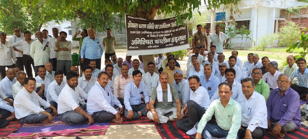 Lawyers' protest against e-registration in tehsils continues.