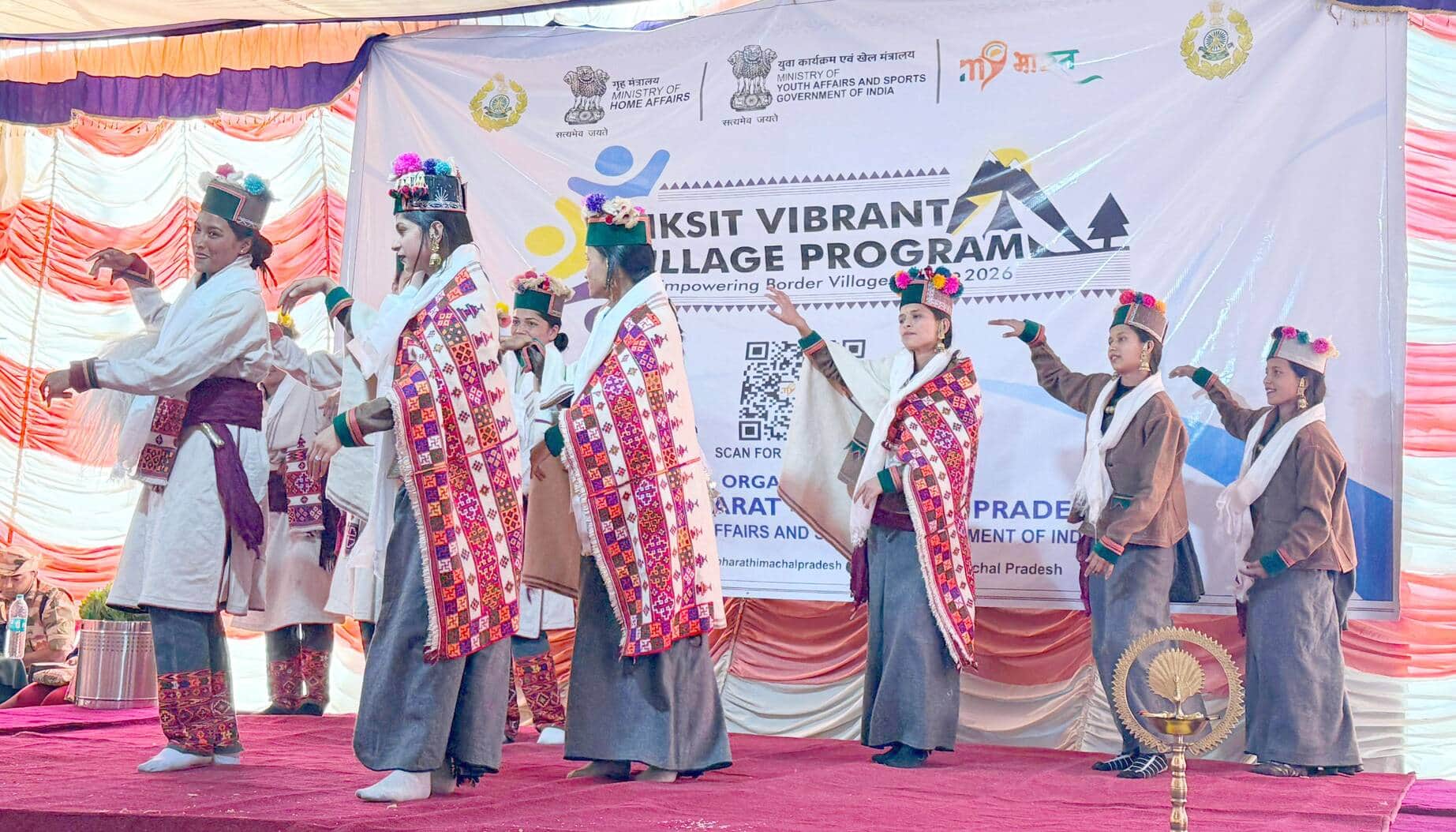 रिकांगपिओ में विकसित भारत वाइब्रेंट विलेज कार्यक्रम के शुभारंभ पर सांस्कृतिक कार्यक्रम पेश करती