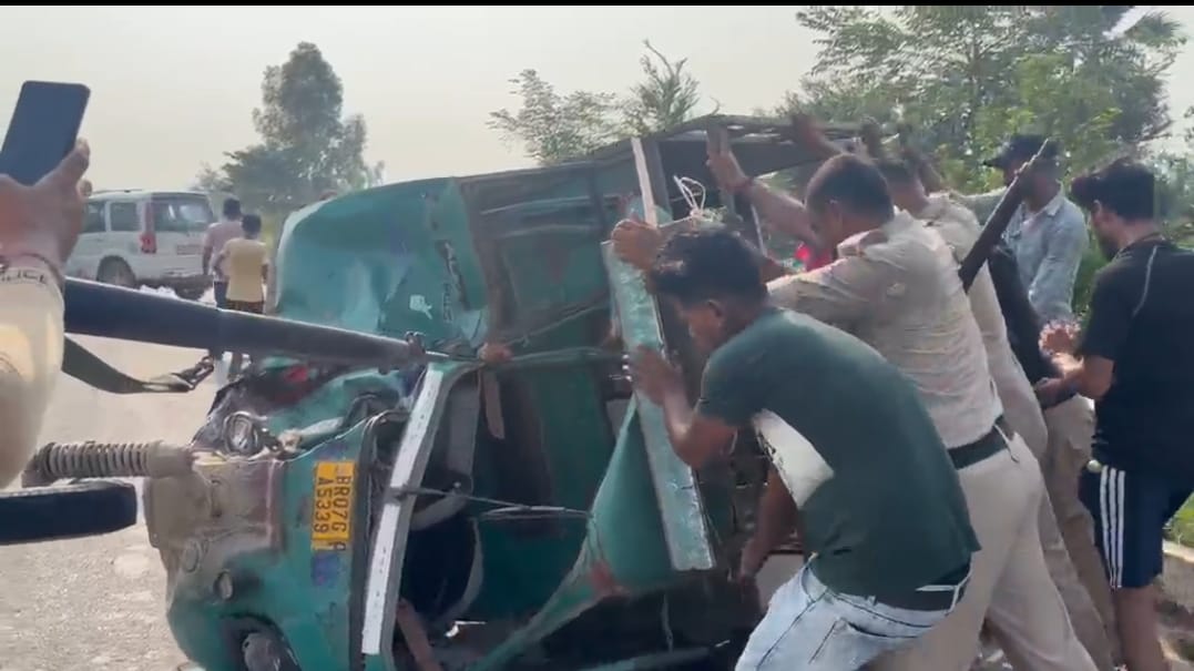 सड़क पर पलटे ऑटो को उठाती पुलिस
