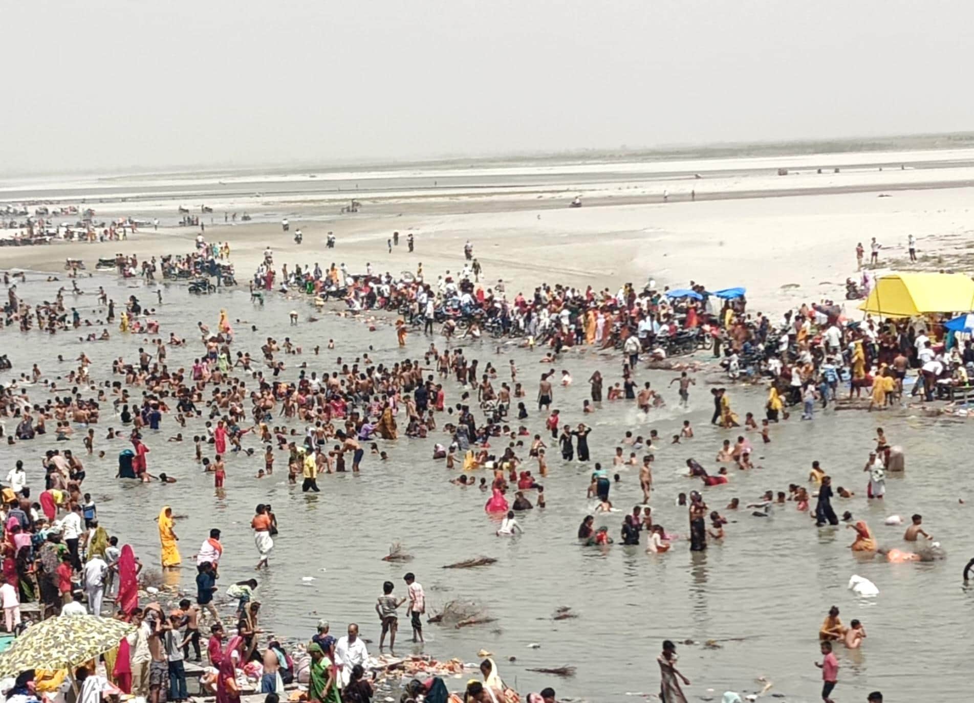 सांकरा गंगा घाट पर आस्था की डुबकी लगाते श्रद्धालु। संवाद