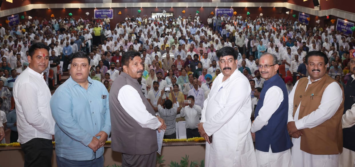 The Deputy Chief Minister administered the oath to the Pradhans and Up-Pradhans of 249 panchayats.